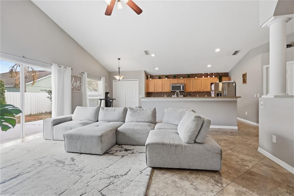 Activo con contrato: $324,900 (4 camas, 2 baños, 1787 Pies cuadrados)