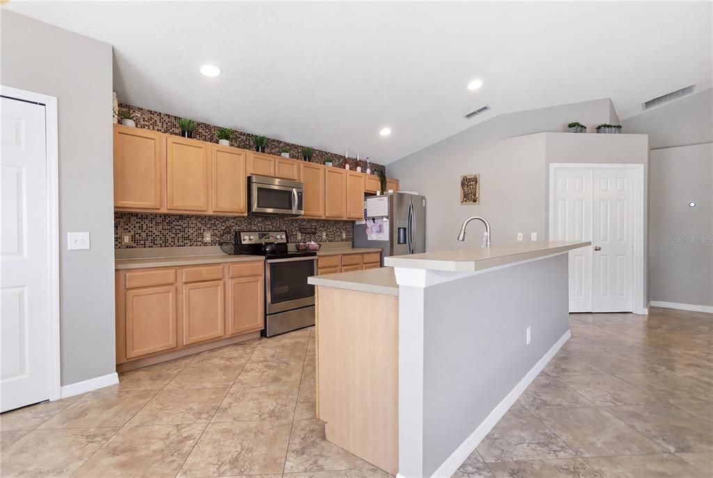 Activo con contrato: $324,900 (4 camas, 2 baños, 1787 Pies cuadrados)