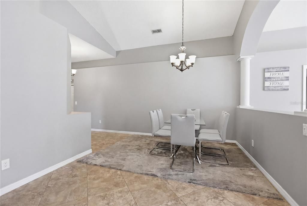 Activo con contrato: $324,900 (4 camas, 2 baños, 1787 Pies cuadrados)