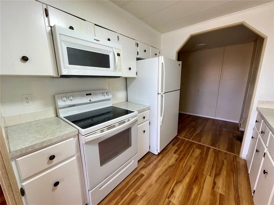 For Sale: $145,000 (2 beds, 2 baths, 1012 Square Feet)
