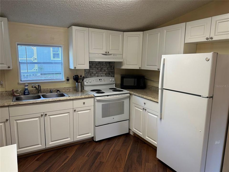 For Sale: $179,900 (3 beds, 2 baths, 864 Square Feet)