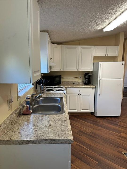 For Sale: $179,900 (3 beds, 2 baths, 864 Square Feet)