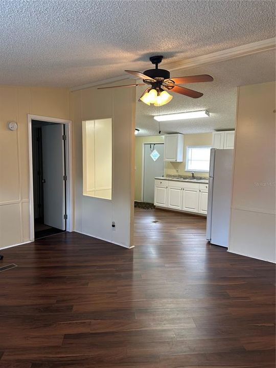 For Sale: $179,900 (3 beds, 2 baths, 864 Square Feet)
