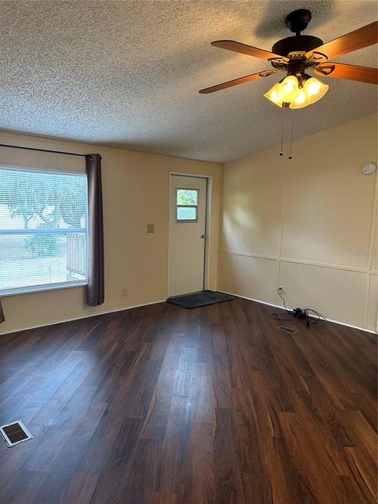 For Sale: $179,900 (3 beds, 2 baths, 864 Square Feet)