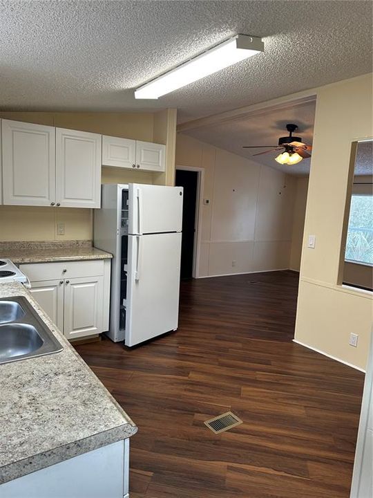 For Sale: $179,900 (3 beds, 2 baths, 864 Square Feet)