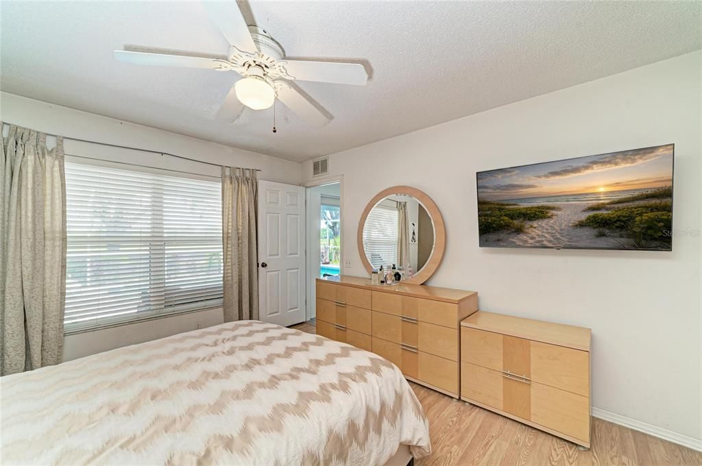 Activo con contrato: $399,000 (3 camas, 2 baños, 1376 Pies cuadrados)