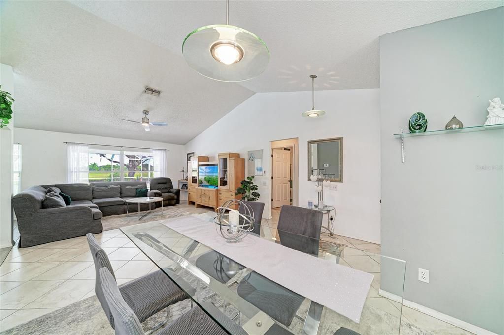 Activo con contrato: $399,000 (3 camas, 2 baños, 1376 Pies cuadrados)
