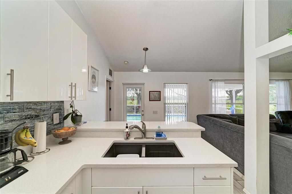 Activo con contrato: $399,000 (3 camas, 2 baños, 1376 Pies cuadrados)