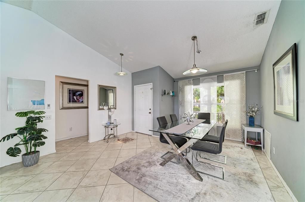 Activo con contrato: $399,000 (3 camas, 2 baños, 1376 Pies cuadrados)