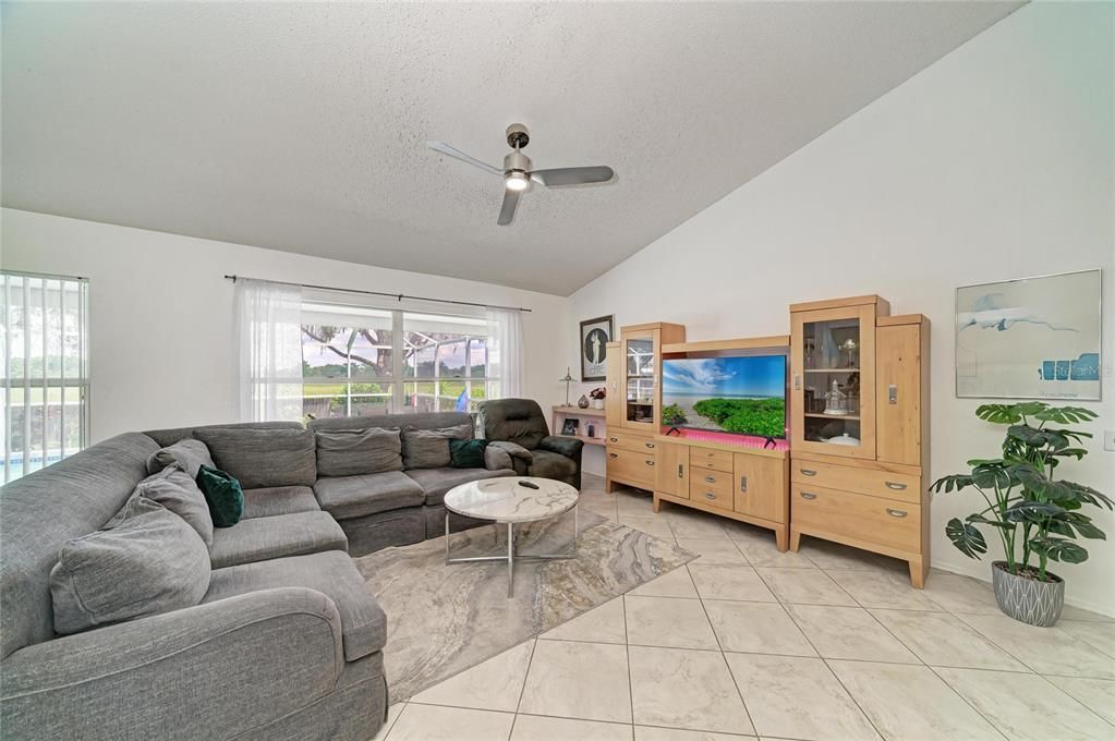 Activo con contrato: $399,000 (3 camas, 2 baños, 1376 Pies cuadrados)