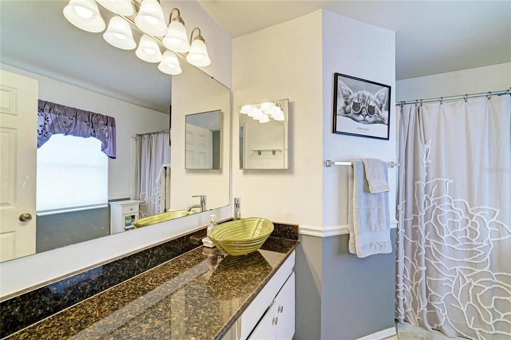 Activo con contrato: $399,000 (3 camas, 2 baños, 1376 Pies cuadrados)