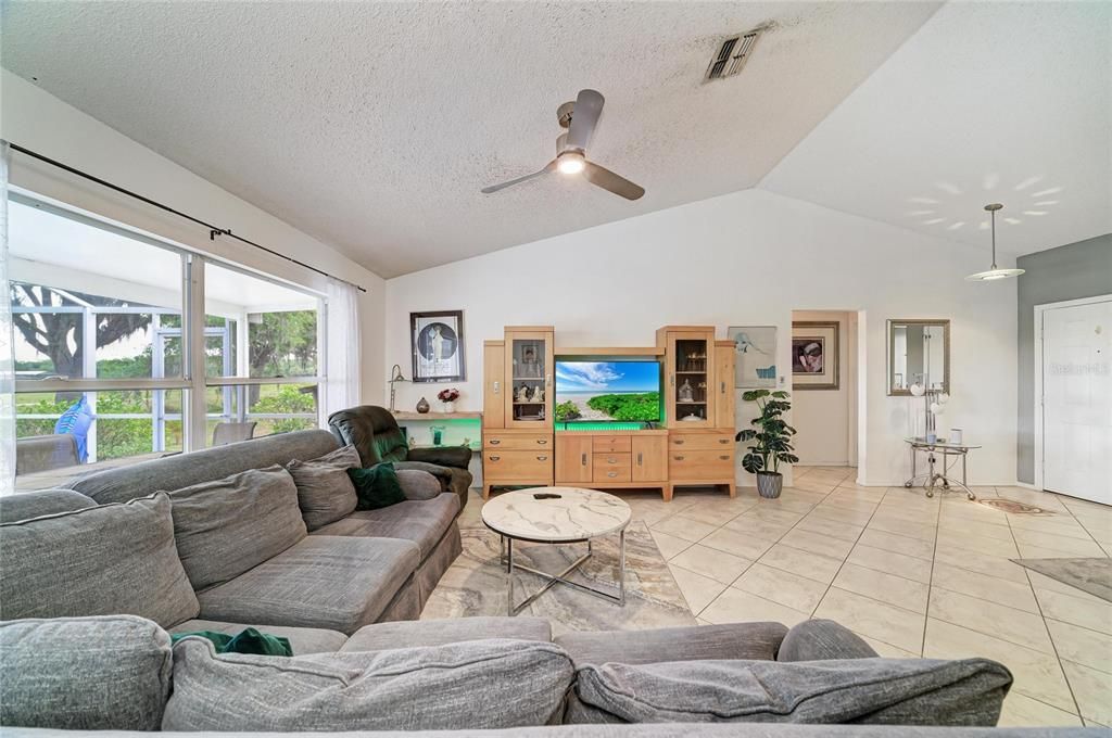 Activo con contrato: $399,000 (3 camas, 2 baños, 1376 Pies cuadrados)