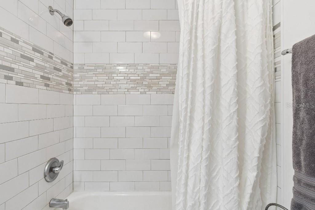 Active With Contract: $105,000 (1 beds, 1 baths, 593 Square Feet)