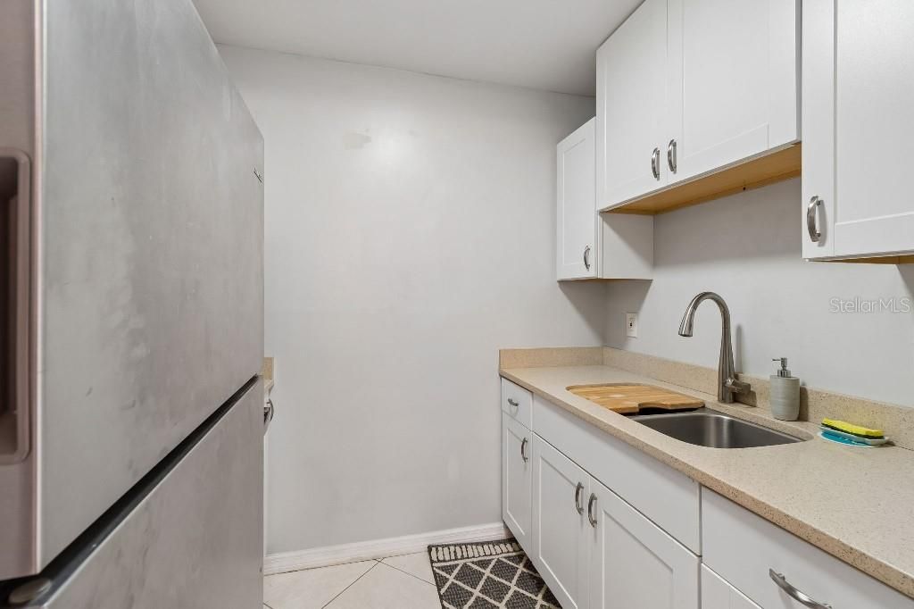 Active With Contract: $105,000 (1 beds, 1 baths, 593 Square Feet)