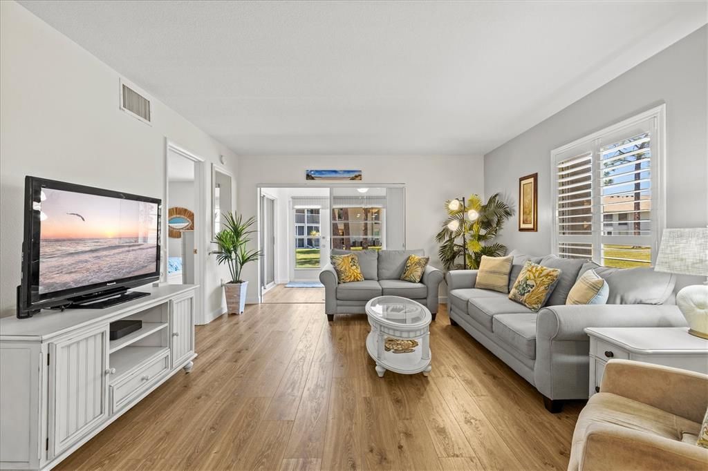 For Sale: $224,900 (2 beds, 2 baths, 1160 Square Feet)