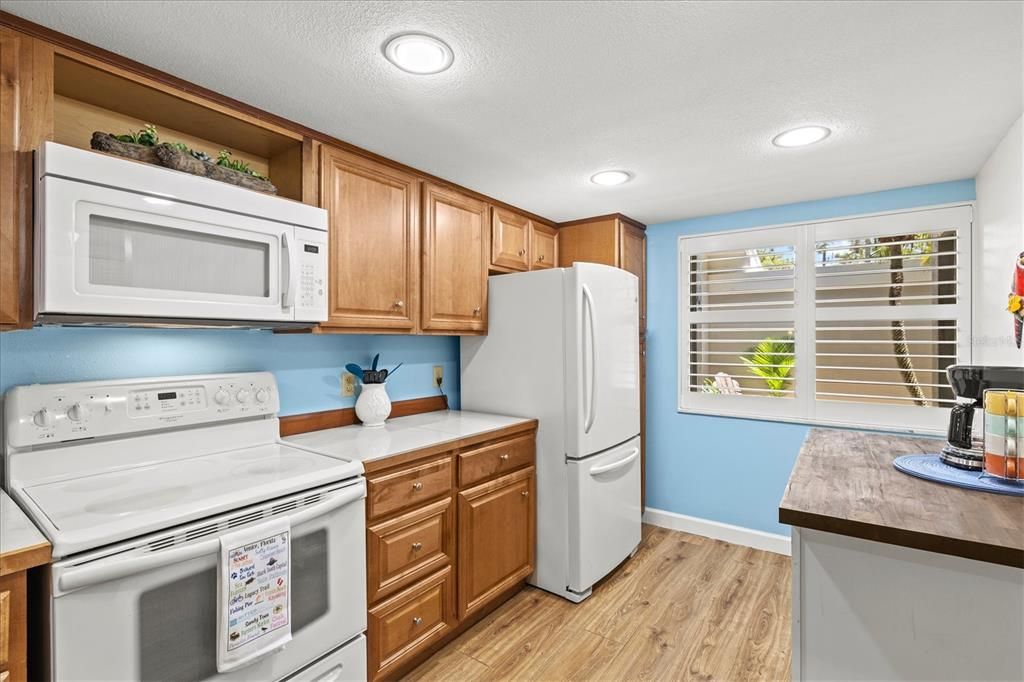 For Sale: $224,900 (2 beds, 2 baths, 1160 Square Feet)
