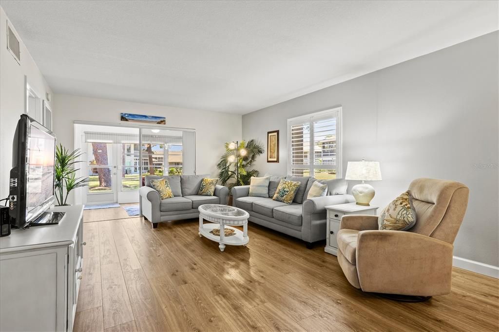 For Sale: $224,900 (2 beds, 2 baths, 1160 Square Feet)