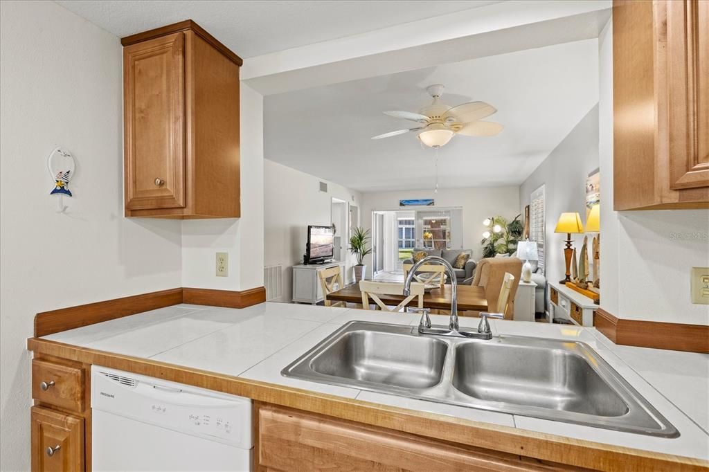 For Sale: $224,900 (2 beds, 2 baths, 1160 Square Feet)
