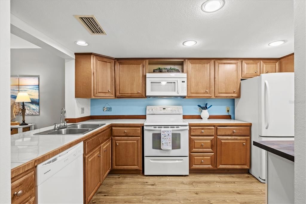 For Sale: $224,900 (2 beds, 2 baths, 1160 Square Feet)