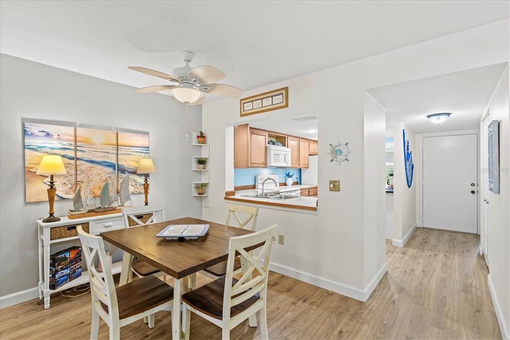 For Sale: $224,900 (2 beds, 2 baths, 1160 Square Feet)