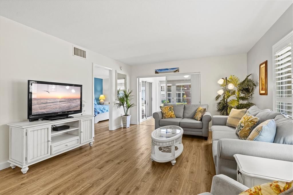 For Sale: $224,900 (2 beds, 2 baths, 1160 Square Feet)