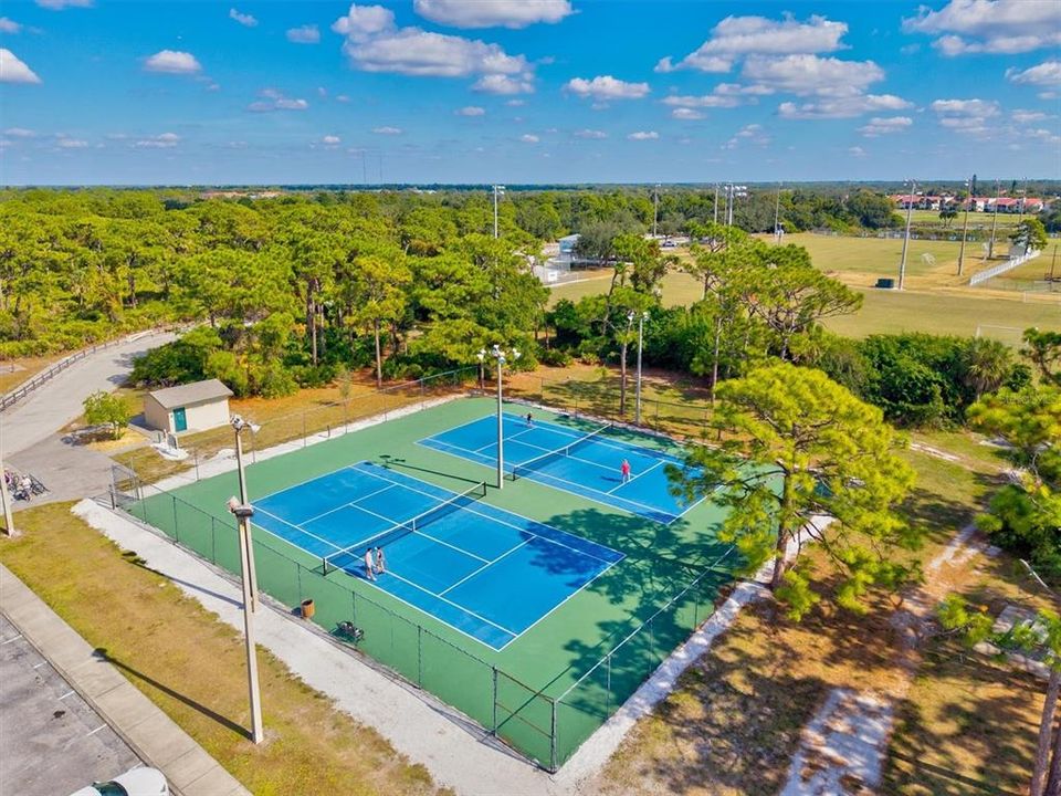 For Sale: $224,900 (2 beds, 2 baths, 1160 Square Feet)
