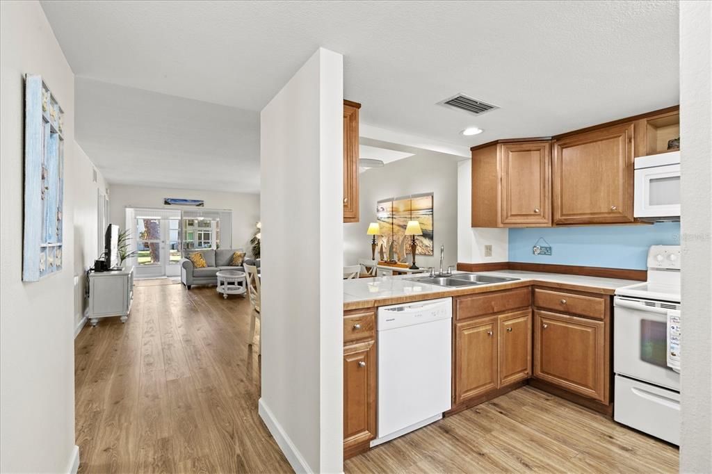 For Sale: $224,900 (2 beds, 2 baths, 1160 Square Feet)