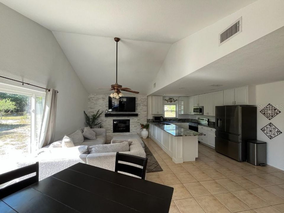 Activo con contrato: $470,000 (3 camas, 2 baños, 1937 Pies cuadrados)