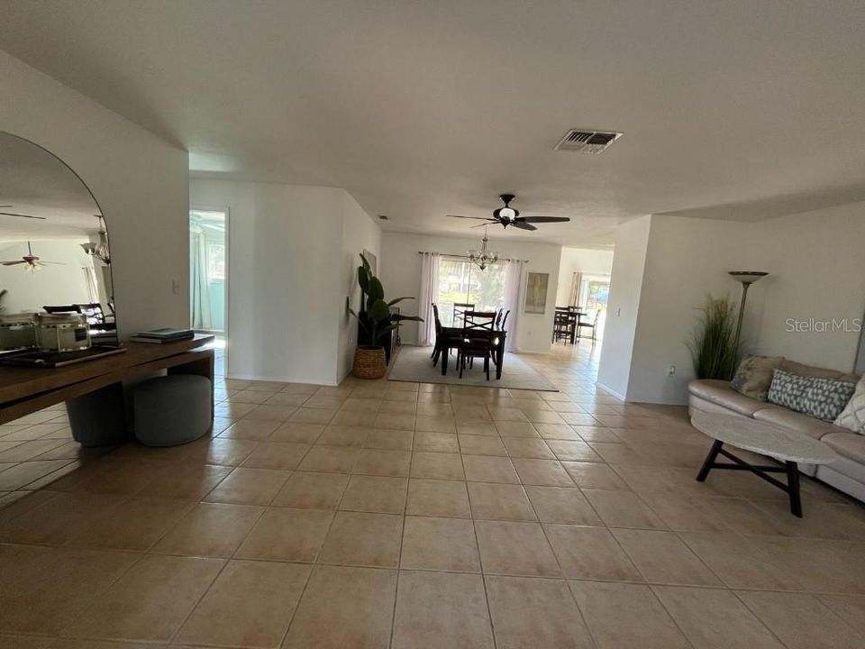 Activo con contrato: $470,000 (3 camas, 2 baños, 1937 Pies cuadrados)