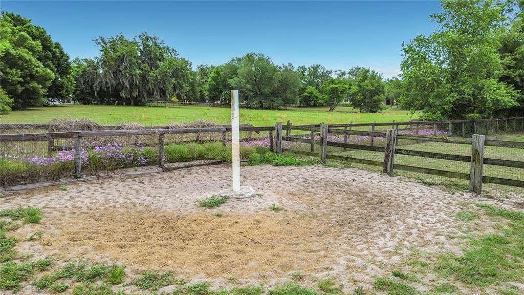 На продажу: $1,200,000 (16.70 acres)