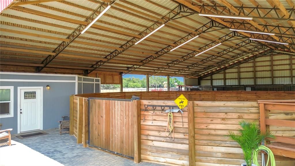 На продажу: $1,200,000 (16.70 acres)