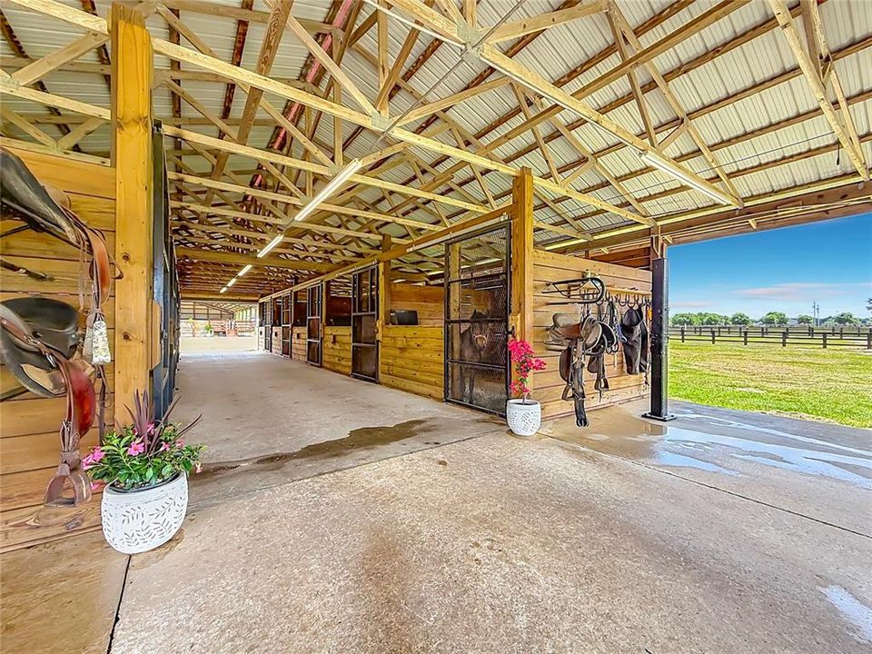 На продажу: $1,200,000 (16.70 acres)