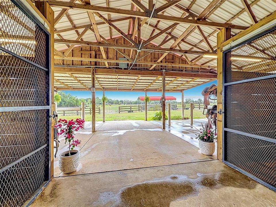 На продажу: $1,200,000 (16.70 acres)