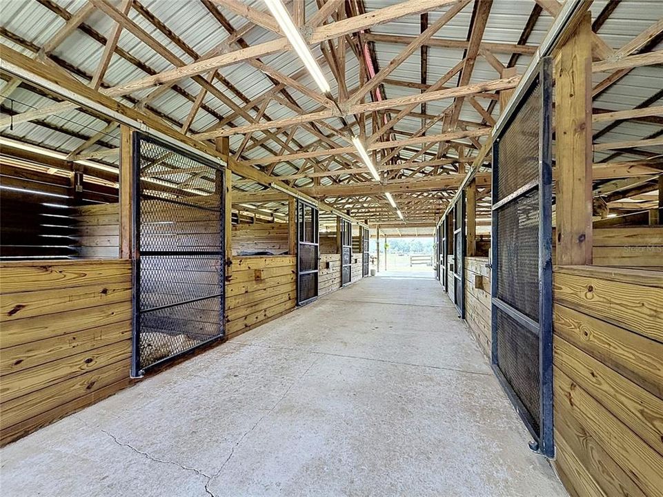 На продажу: $1,200,000 (16.70 acres)