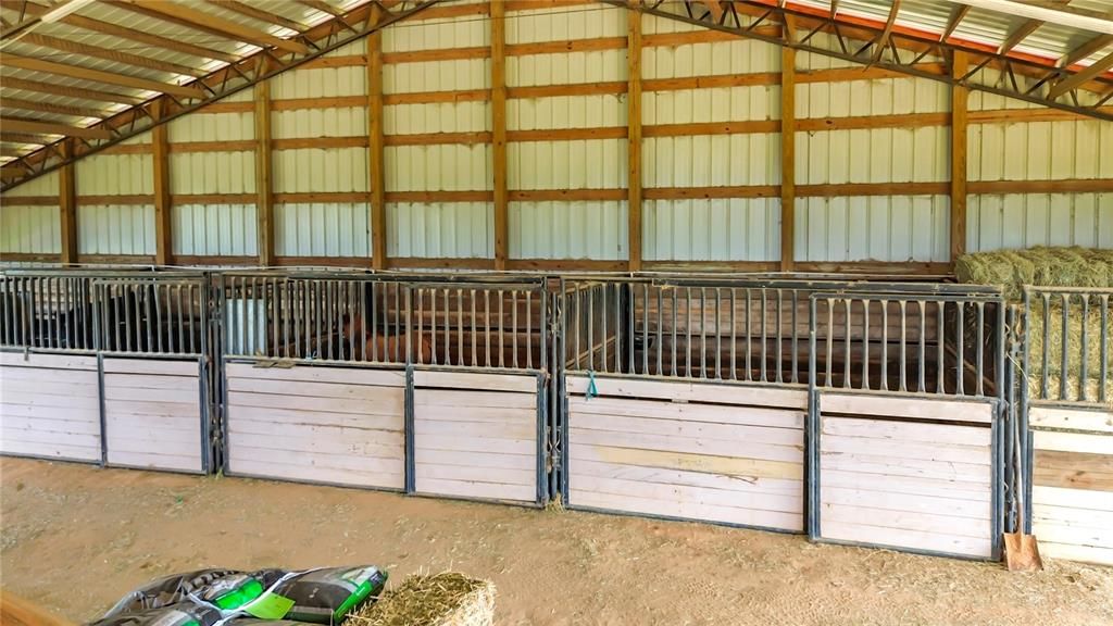 На продажу: $1,200,000 (16.70 acres)