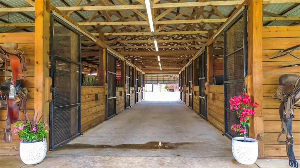 На продажу: $1,200,000 (16.70 acres)