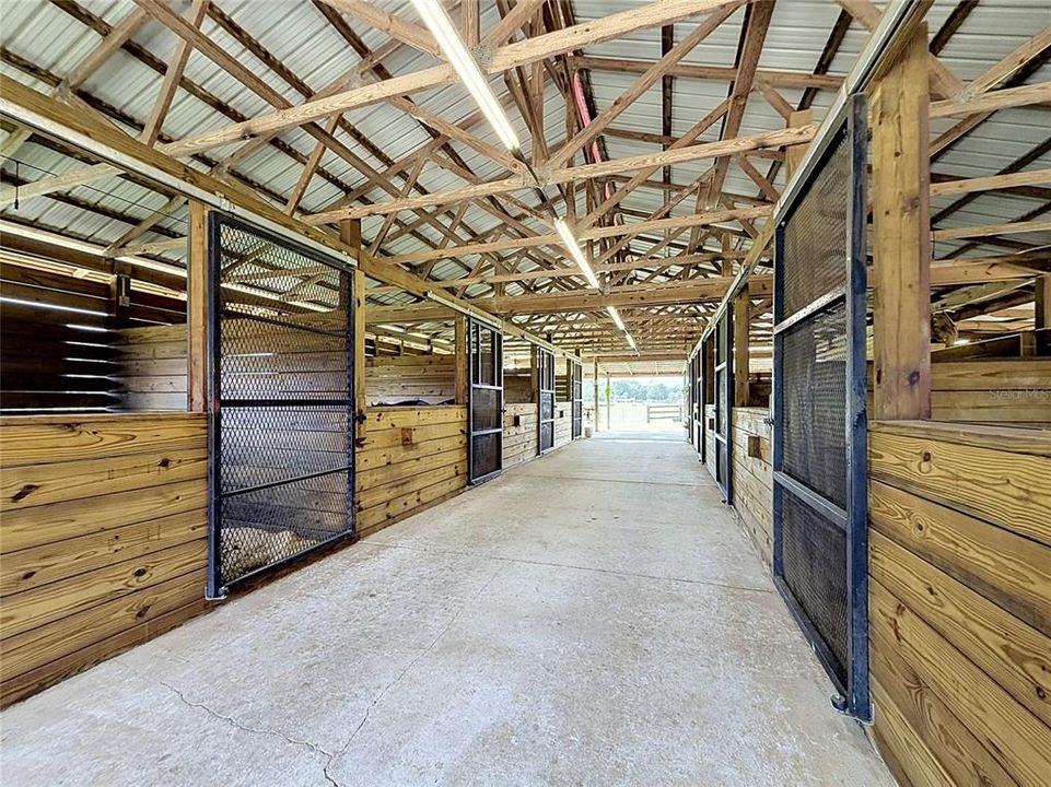 На продажу: $1,200,000 (16.70 acres)