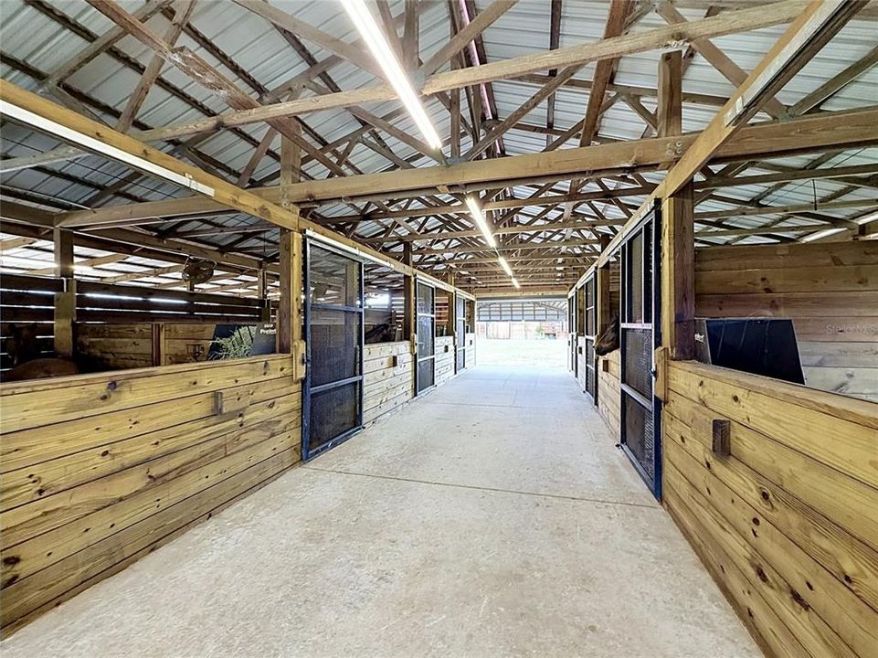 На продажу: $1,200,000 (16.70 acres)