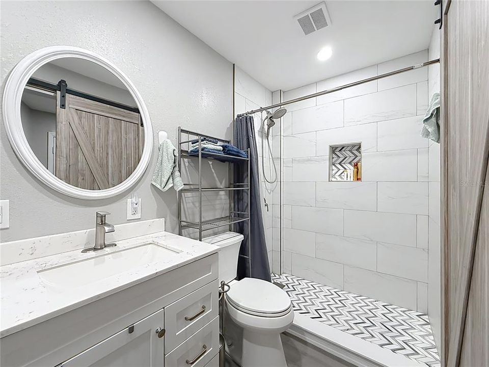 На продажу: $1,200,000 (16.70 acres)