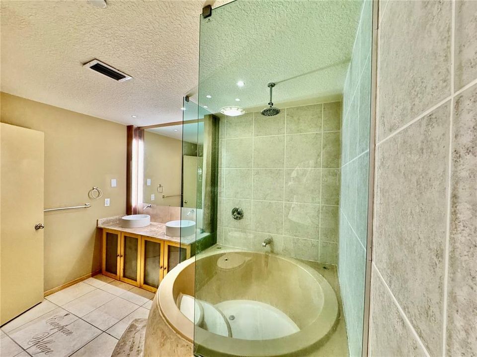 For Sale: $179,900 (2 beds, 2 baths, 1250 Square Feet)