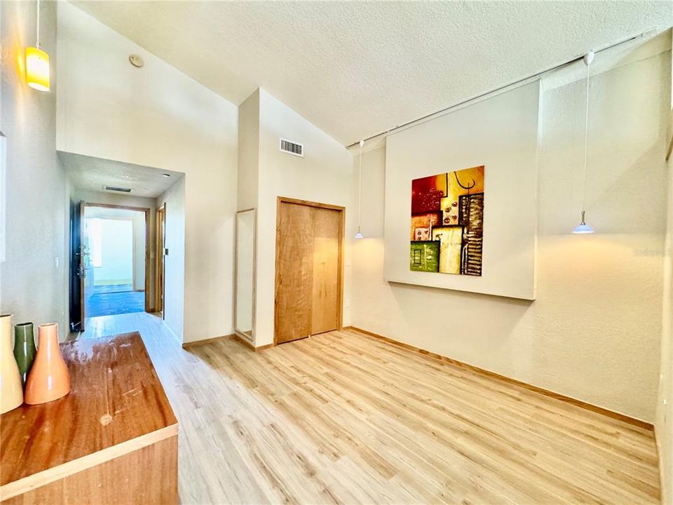 For Sale: $179,900 (2 beds, 2 baths, 1250 Square Feet)