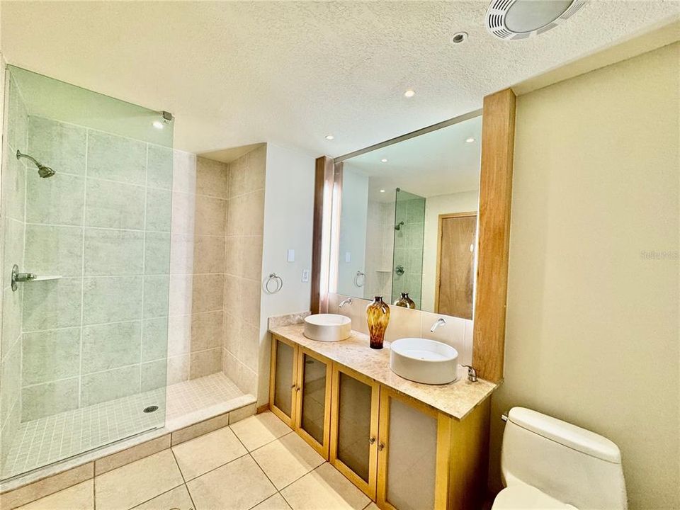 For Sale: $179,900 (2 beds, 2 baths, 1250 Square Feet)