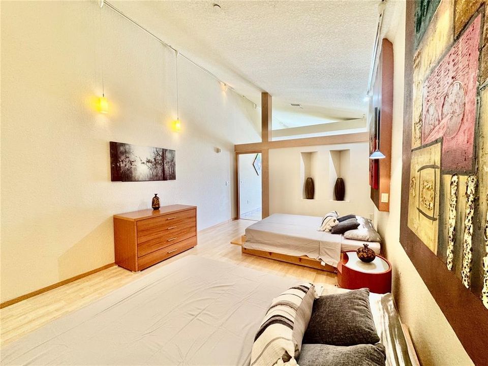 For Sale: $179,900 (2 beds, 2 baths, 1250 Square Feet)