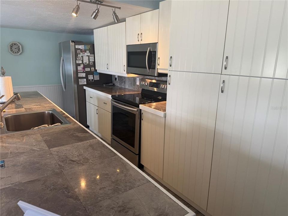 For Sale: $98,000 (1 beds, 1 baths, 575 Square Feet)