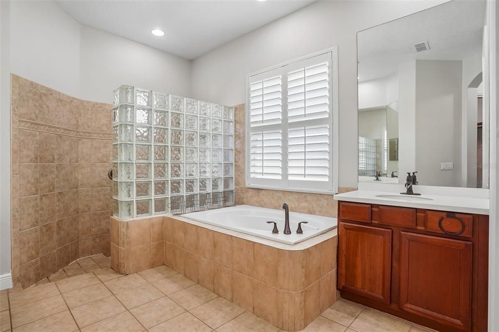 En Venta: $649,900 (4 camas, 3 baños, 2663 Pies cuadrados)