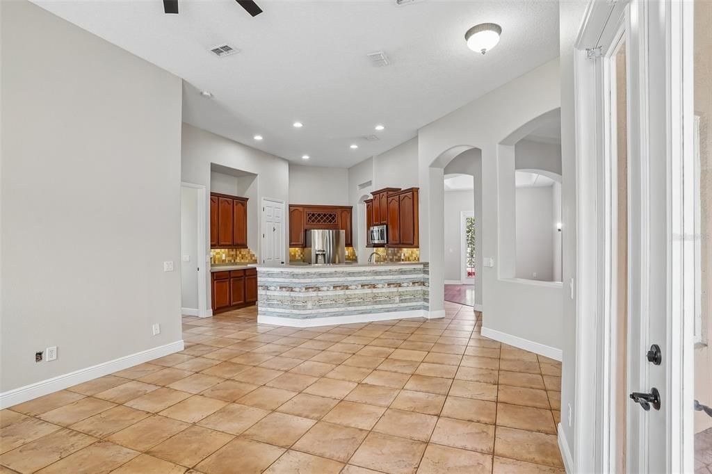 En Venta: $649,900 (4 camas, 3 baños, 2663 Pies cuadrados)