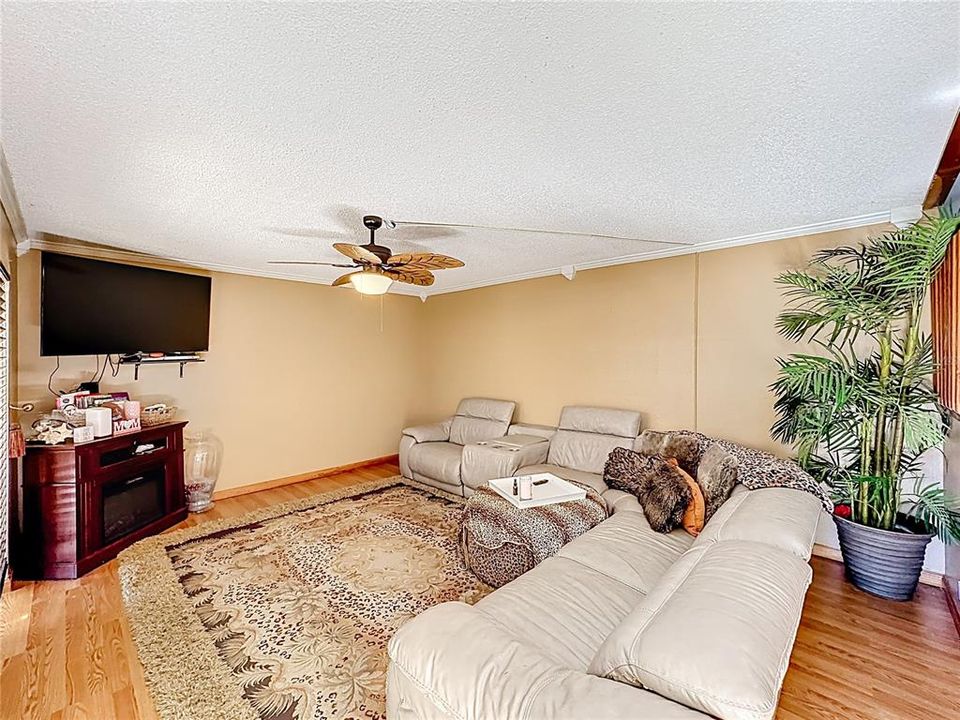 For Sale: $185,000 (2 beds, 1 baths, 1328 Square Feet)