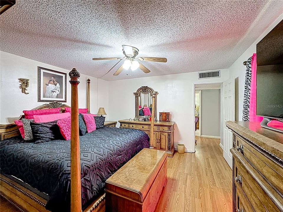 For Sale: $185,000 (2 beds, 1 baths, 1328 Square Feet)