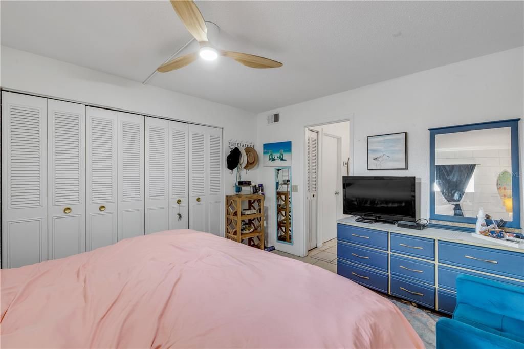 For Sale: $245,000 (1 beds, 1 baths, 600 Square Feet)
