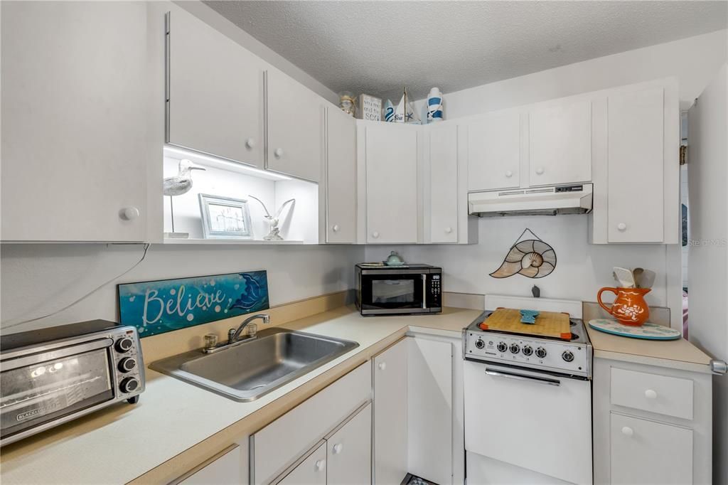 For Sale: $245,000 (1 beds, 1 baths, 600 Square Feet)